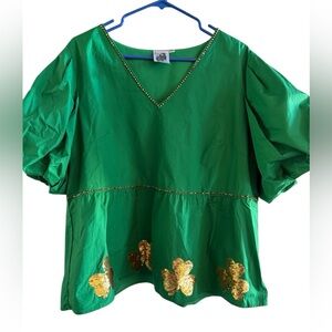Queen of Sparkles 2X darling green St Pats V Neck top.